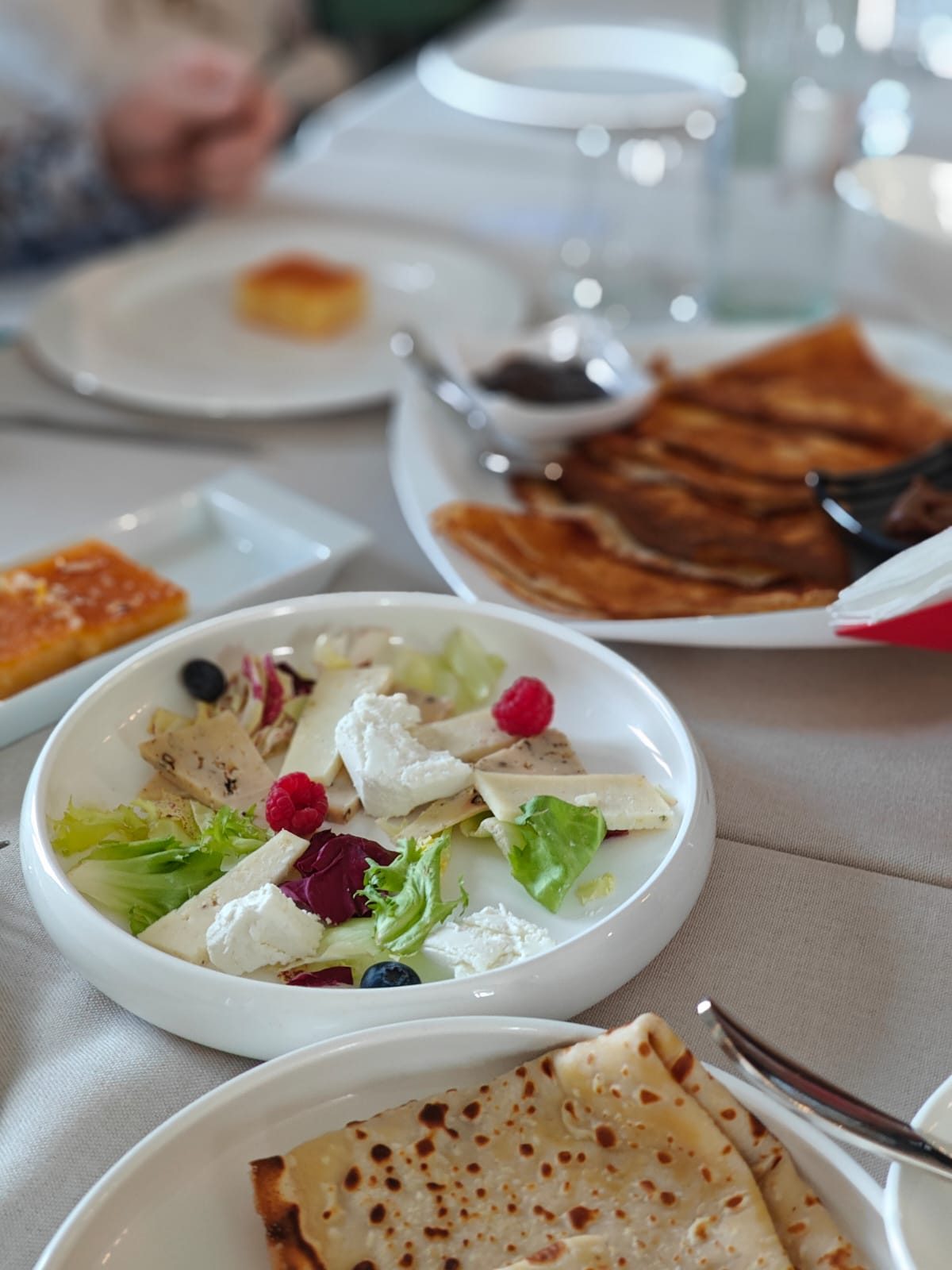 Colazione Orion — crepes e formaggi freschi